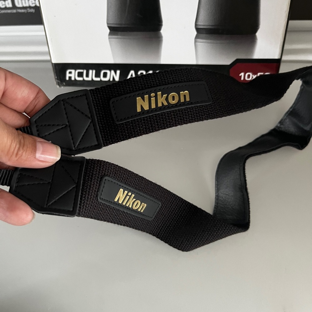 Nikon Aculon A211 10x50 Binoculars - Picture 6 of 7